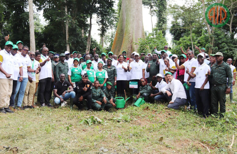 Les Participants Au Planting Darbres Initie Par La Palmci A La Reserve Botanique De Divo Dans Le Cadre De La Celebration De Las De La Palme 2024 22 09 24 768x500